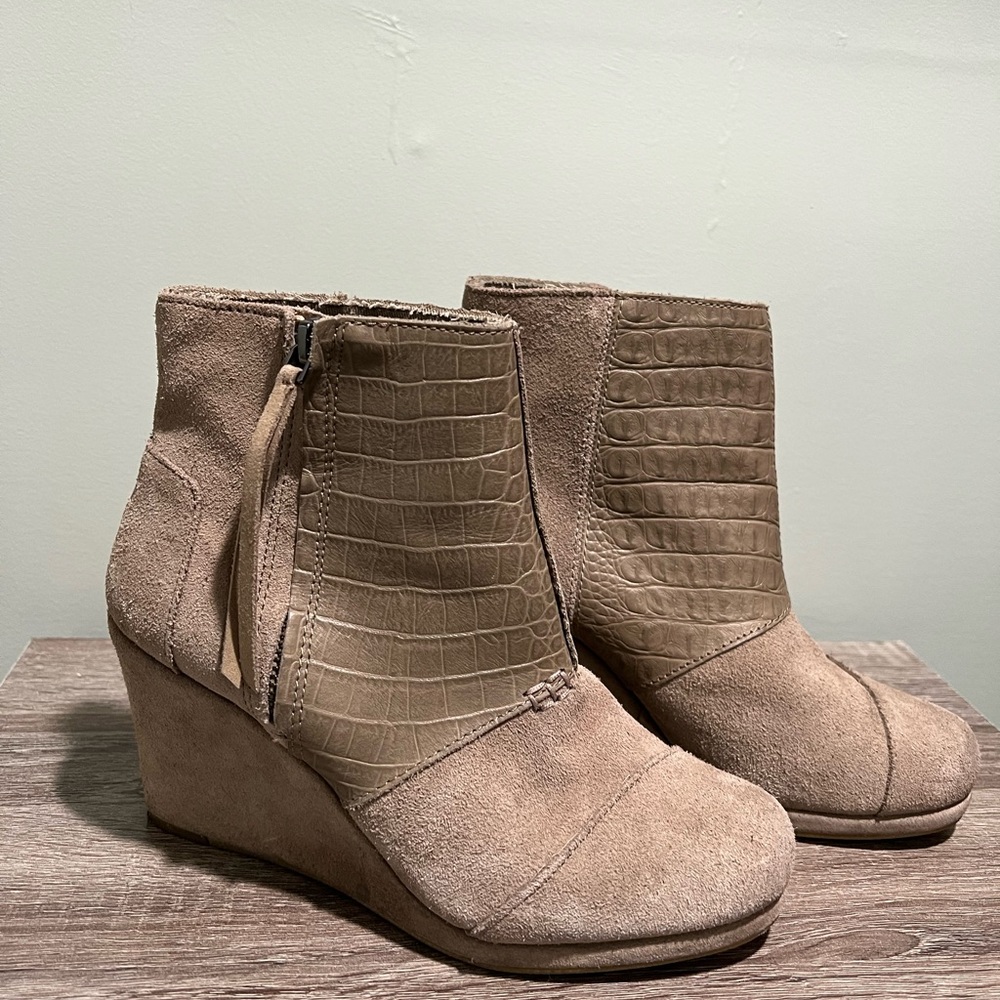 TOMS Womens Wedge Boot size: 7.5
